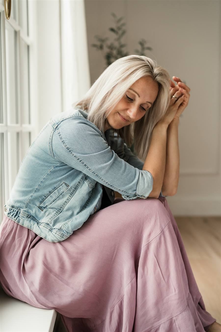 Corina Kainz am Fenster